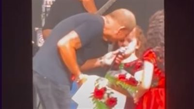 عمرو دياب يشعل حفله بدبي بحضور الآلاف، وهذا ما فعله مع طفلتين صعدتا المسرح فجأة (فيديو)