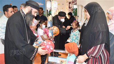 وفد قبطي يحتفل مع مرضى السرطان بعيد الأضحى في أورام الأقصر (صور)