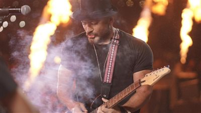 عازف أردني يهاجم تامر حسني لهذا السبب 