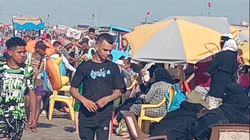 زحام واقبال علي شاطي