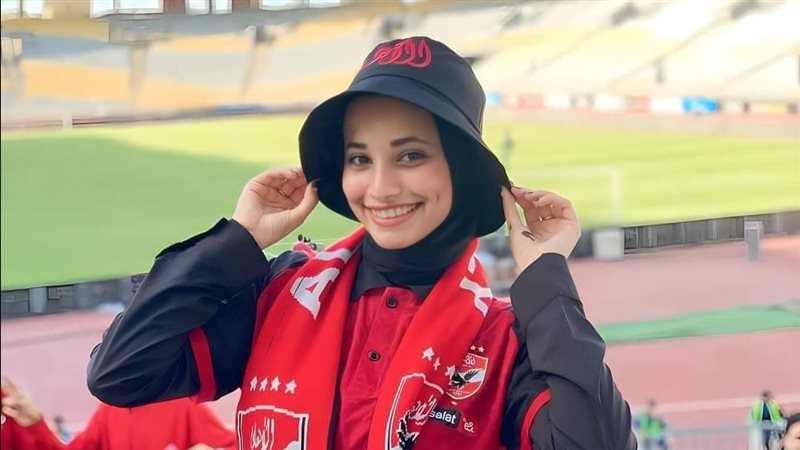إحدى مشجعتي الأهلي،