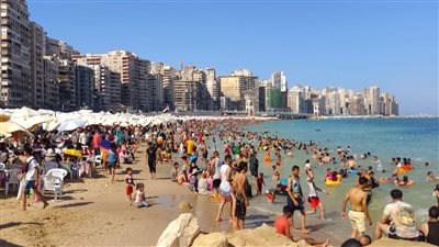 إقبال كبير على شواطئ الإسكندرية فى رابع أيام عيد الأضحى 