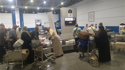 حجاج بيت الله الحرام يبدأون العودة إلى أرض الوطن.. مصر للطيران تدشن جسرا جويا.. وصول 1200 حاج.. وإعداد تقرير عن إيجابيات وسلبيات موسم الحج السياحي