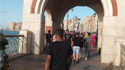 أهالي الإسكندرية يحتفلون برابع أيام عيد الأضحى على كورنيش البحر وكوبري استانلي 