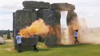 نشطاء يرشون أهم المعالم الأثرية في بريطانيا بالطلاء (صور)
