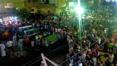 مشهد يدمي القلوب، تشييع جثامين أم وبناتها الثلاث لقين مصرعهن في انقلاب سيارة بالشرقية (صور)