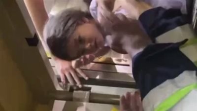 عطل فنى يتسبب في احتجاز 5 أشخاص داخل مصعد بالنزهة، والحماية المدنية تنقذهم 