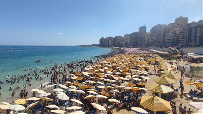 زحام كبير على شواطئ الإسكندرية مع أول أيام فصل الصيف (فيديو)