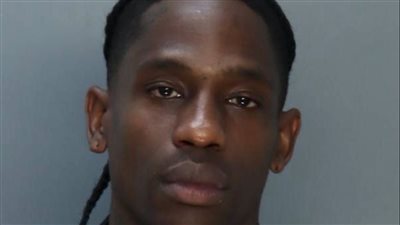 أول صورة لـ ترافيس سكوت بعد القبض عليه، وتعليقات غريبة عبر حساباته الرسمية