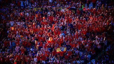 جماهير إسبانيا تزحف بالآلاف نحو الملعب الأولمبي استعدادا لمباراة إنجلترا (فيديو)