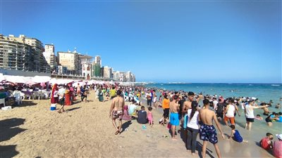 شواطئ الإسكندرية كاملة العدد فى أول أيام فصل الصيف