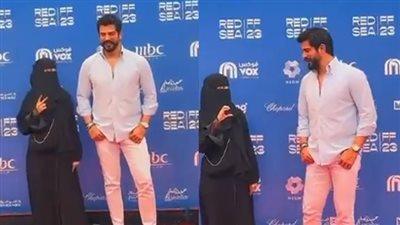 خلاها في نص هدومها، الممثل التركي بوراك أوزتشيفيت يحرج فتاة عربية منتقبة (فيديو)