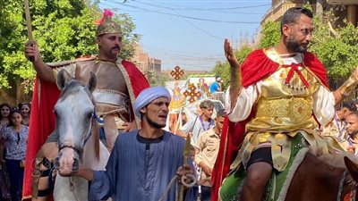 بالزغاريد والخيول والجمال.. مئات الأقباط يجوبون الشوارع احتفالًا بعيد القديس مارمينا العجايبي بالمنيا.. والأطفال يتصدرون المسيرات (فيديو وصور) 