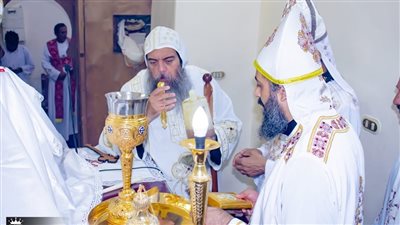 الأنبا ثاؤفيلس يدشن أواني مذبح دير رئيس الملائكة ميخائيل الأثرى