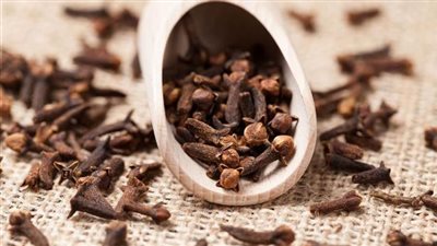 فوائد القرنفل، يقاوم الالتهابات بالجسم ويسكن الآلام ويعالج الإمساك 