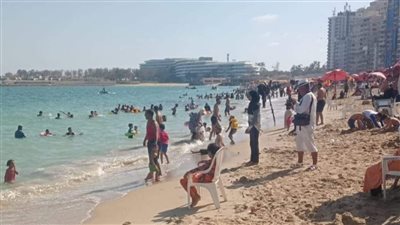 إقبال كبير من المصطافين على شواطئ الإسكندرية 
