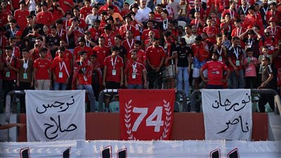 جمهور الأهلي يهتف لمشجعتي الفريق نرجس ونورهان قبل مواجهة الداخلية (فيديو)