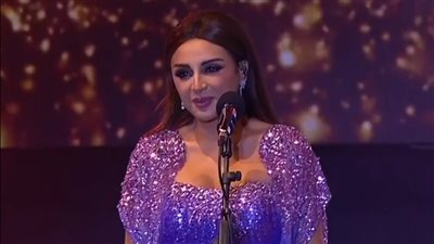 وسط استقبال حار من الجمهور، أنغام تبدأ حفلها في جدة بـ