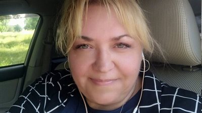 ترنحت ثم سقطت سقوطا مدويا، مذيعة تفقد وعيها في بث مباشر بسبب ضربة شمس (فيديو)