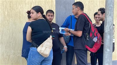 مراجعة نهائية للطلاب قبل أداء امتحان اللغة العربية (صور)