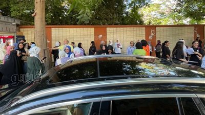 قلق وترقب أولياء الأمور أمام لجان الثانوية العامة (صور)