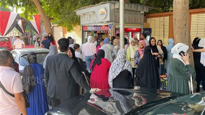 مراجعة اللحظات الأخيرة وقلق طلاب الثانوية أمام اللجان بسوهاج (بث مباشر)