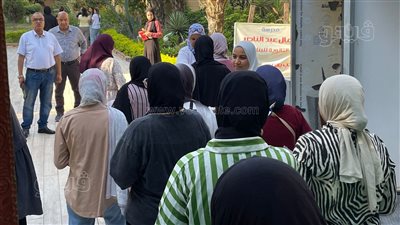  تفتيش طلاب الثانوية العامة بالعصا الإلكترونية قبل دخول اللجان 