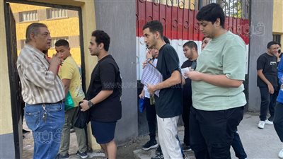 دخول طلاب الثانوية للجنة مدرسة زهران لأداء امتحان اللغة العربية بالإسكندرية (بث مباشر)