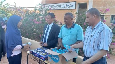 بالمياه والحلوي، 11 لجنة تستقبل 1825 طالبا بالثانوية العامة في الوادي الجديد (صور)