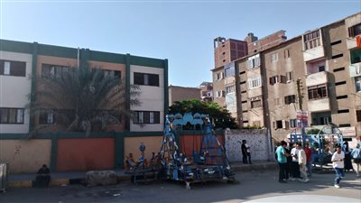 مراجيح واشغالات بمحيط سور لجنة امتحان للثانوية العامة بالقليوبية (صور)