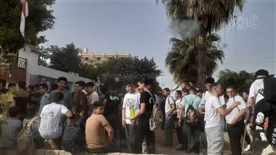 توافد طلاب أولى ثانوي أمام اللجان لمراجعة اللغة العربية بالإسكندرية (فيديو) 