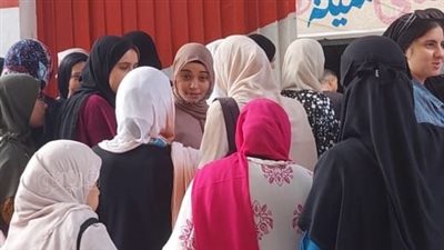 أولياء أمور طلاب الثانوية العامة يفترشون الأرصفة أمام اللجان بكفر الشيخ ( بث مباشر)