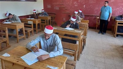 139 طالبا بالثانوية الأزهرية يؤدون امتحان الفيزياء بالوادي الجديد 