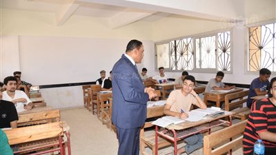 محافظ مطروح يتفقد سير امتحانات الثانوية العامة (صور)