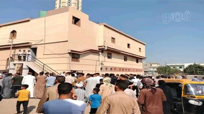 تشييع جنازة أب وابنه لقيا مصرعهما مع الأسرة في حادث على طريق الإسماعيلية