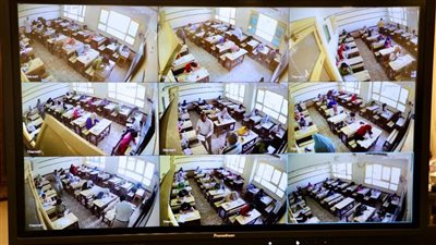 عبر كاميرات المراقبة، ضبط طالب بسماعة أذن داخل لجنة امتحانية بالسويس 