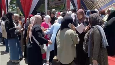 إغماء طالبة أمام لجنة ثانوية عامة بالجيزة بسبب صعوبة اللغة العربية (فيديو) 