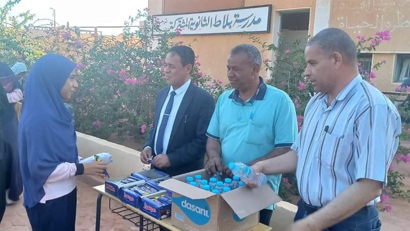 بالمياه والحلوي،