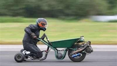 بريطاني يدخل موسوعة جينيس لتدشين أسرع عربة يد في العالم