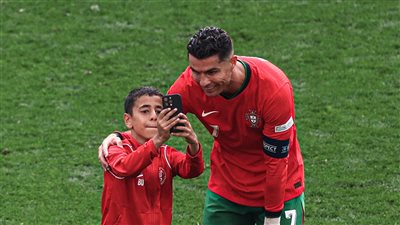 البرتغال وتركيا، طفل يقتحم أرضية الملعب لالتقاط صورة مع رونالدو