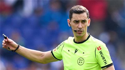 دائم الظهور كحكم رابع.. أبرز المعلومات عن حكم مباراة القمة بين الأهلي والزمالك 