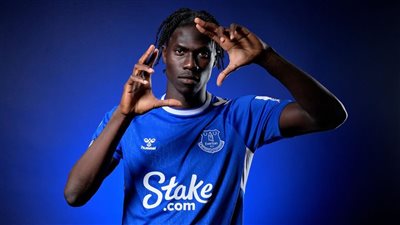 مانشستر يونايتد يزاحم برشلونة للتعاقد مع نجم إيفرتون 