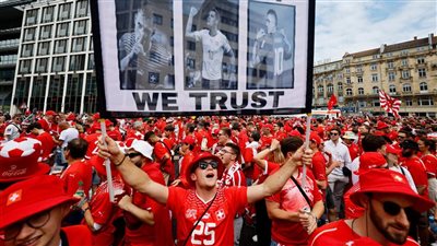 استقبال كبير من مشجعي منتخب سويسرا لحافلة الفريق استعدادا لمواجهة ألمانيا