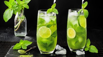 طريقة عمل عصير الليمون بالنعناع، يحسن تركيزك ويظبط مودك