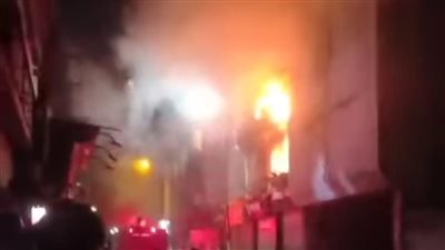 النيابة تنتدب المعمل الجنائي لبيان سبب حريق مخزن أخشاب فى النزهة