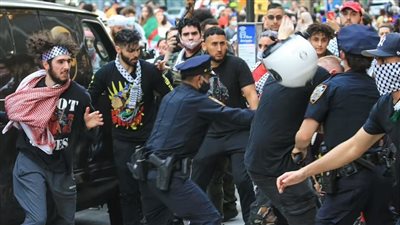 اشتباكات عنيفة في لوس أنجلوس بين مؤيدين لفلسطين وآخرين يدعمون الحرب الإسرائيلية على غزة (فيديو)