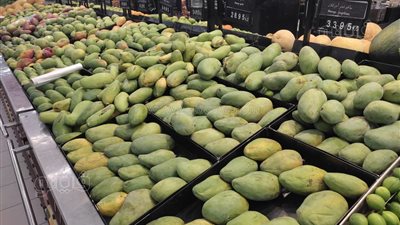 تبدأ من 15 جنيهًا، طرح 12 نوعًا من المانجو في سوق العبور