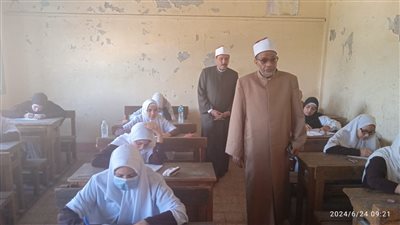 وكيل قطاع المعاهد الأزهرية بسوهاج يتفقد امتحانات الشهادة الثانوية (صور)