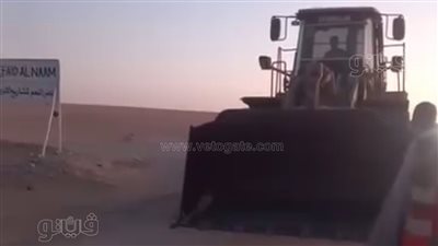 استمرار إزالة الرمال المتراكمة بطريق الفرافرة - ديروط