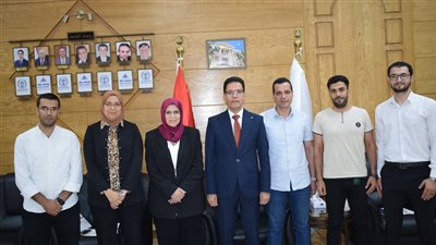 لاعتماده من إيجاك، رئيس جامعة بنها يكرم فريق عمل معمل التشخيص البيطري